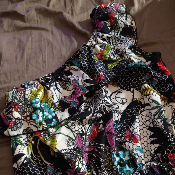 Rocking Crown Printed One Sleeve Ruffle Mini - Picture 7 of 8